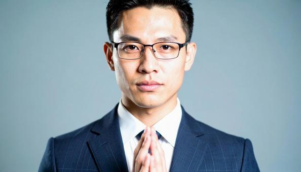 眼鏡をかけた知的で真面目そうな若い男性 眼鏡をかけた知的で真面目そうな若い男性の写真