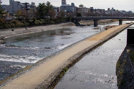 京都鴨川四条大橋から見た団栗橋 京都鴨川四条大橋から見た団栗橋 京都,鴨川,四条河原町の写真素材