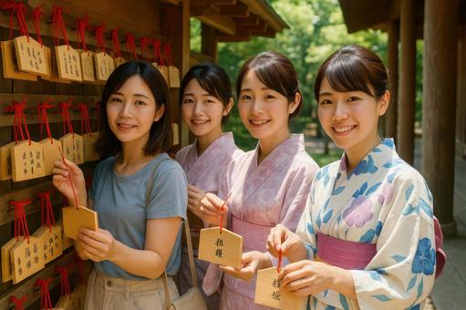 絵馬を掛ける女性たち 絵馬を掛ける女性たちの写真