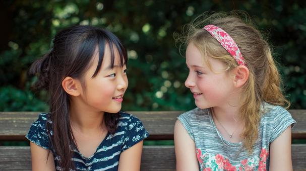 公園で遊ぶ日本人と西洋人の女の子5 公園で遊ぶ日本人と西洋人の女の子5の写真