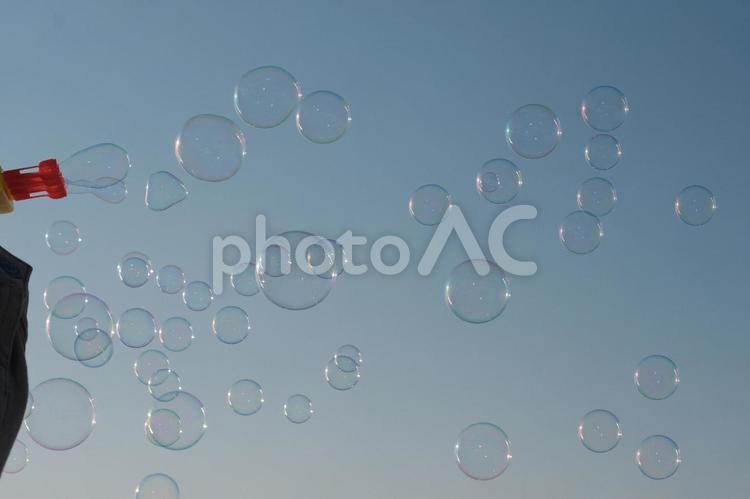 シャボン玉が飛ぶ空 シャボン玉,遊び,キラキラの写真素材