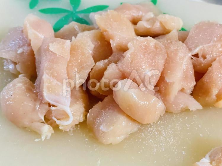 料理　鶏肉を切っているところ 料理,中華,チリソースの写真素材