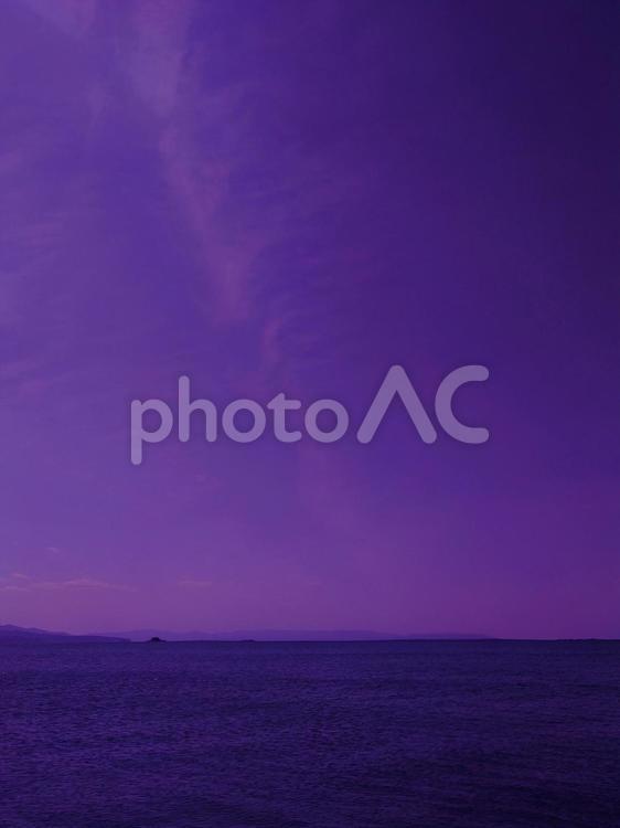 薄雲の空と静かな海の風景（パープル） 空,海,夜の写真素材