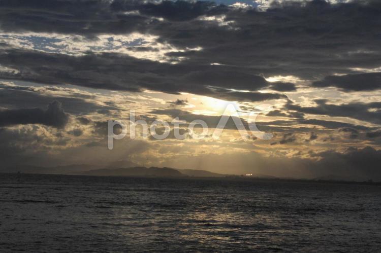 日が暮れる海 海,夕暮れ,雲の写真素材