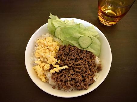 手作り卵そぼろ丼（真上ver.） そぼろ,そぼろ丼,卵の写真素材
