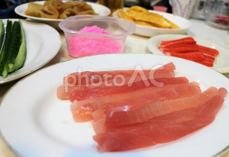 マグロ生食用を入れて美味しく恵方巻つくり マグロ,さく,マグロのさくの写真素材