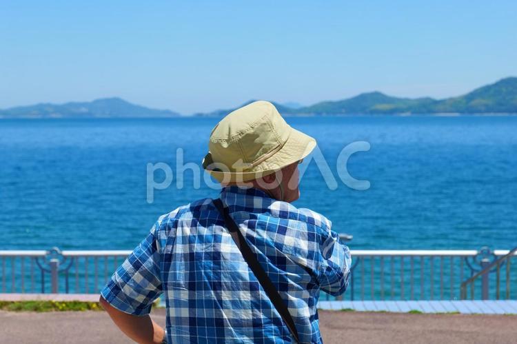 海を眺めるシニア男性の後ろ姿 男性,シニア,高齢者の写真素材