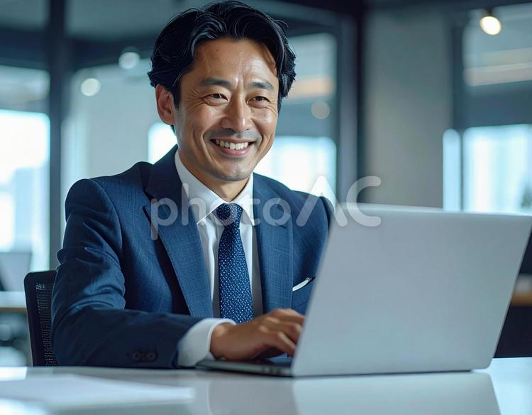 オフィスで集中する男性 ビジネス,男性,スーツの写真素材
