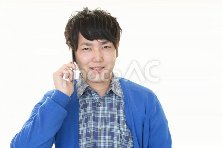 スマートフォンを持つ男性 スマホ,スマートフォン,アイフォンの写真素材