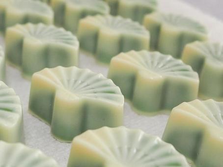 抹茶チョコレートの整列 抹茶チョコレートの整列 抹茶チョコレート,ホワイトチョコ,緑の写真素材