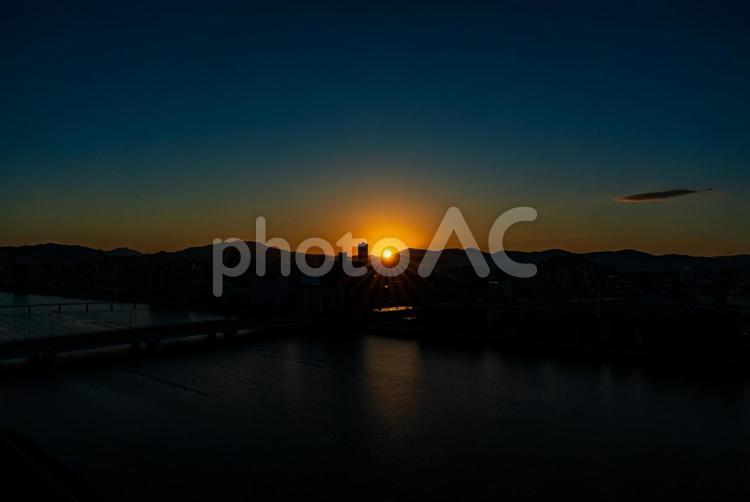 広島市街の先の朝日 夕日,夕方,夕暮れの写真素材