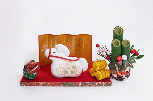 　午年年賀状背景　金屏風と縁起物の置物 午年年賀状,門松,午の写真素材