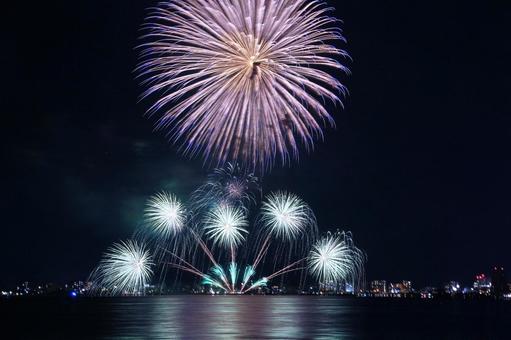 夜空を彩る大輪の打ち上げ花火/松江水郷祭 夜空を彩る大輪の打ち上げ花火/松江水郷祭 松江水郷祭,花火,打ち上げ花火の写真素材