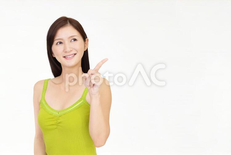 指示する笑顔の女性 女性,女,笑顔の写真素材