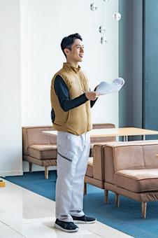 設計図を持って作業を確認するプロ 設計図を持って作業を確認するプロ インテリア,室内,点検の写真素材