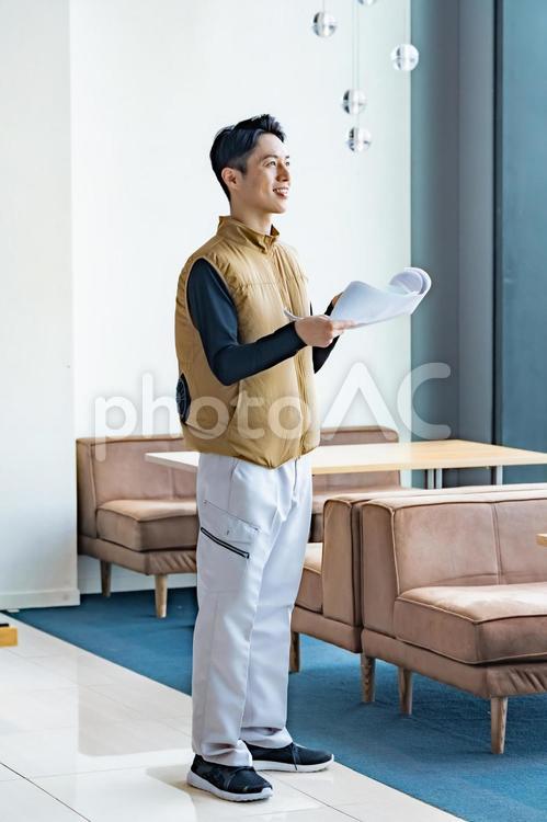 設計図を持って作業を確認するプロ インテリア,室内,点検の写真素材