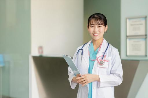 病院で働く若い女性医師 病院で働く若い女性医師 医師,女性,看護師の写真素材