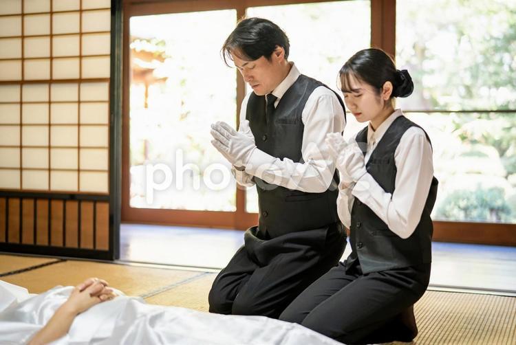 仏衣を着せる葬儀スタッフ（納棺師） 納棺師,美粧衛生師,湯灌師の写真素材