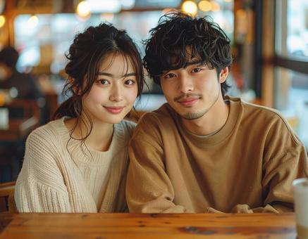 カフェで並んで座る日本人カップルの写真