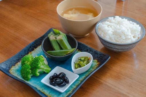 和食の朝食 ご飯と味噌汁とおかず 和食の朝食 ご飯と味噌汁とおかずの写真