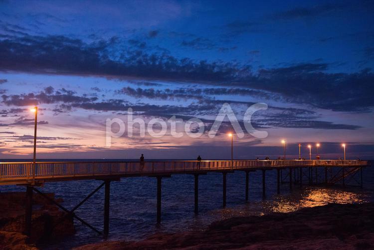 夕闇に浮かぶ桟橋 桟橋,歩道,海辺の写真素材
