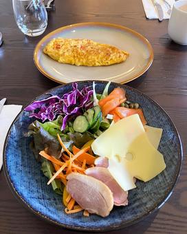朝のサラダとオムレツ 朝のサラダとオムレツ 朝食,オムレツ,朝ごはんの写真素材