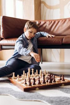 床でチェスをしている男の子 床でチェスをしている男の子 チェス,子ども,男の子の写真素材
