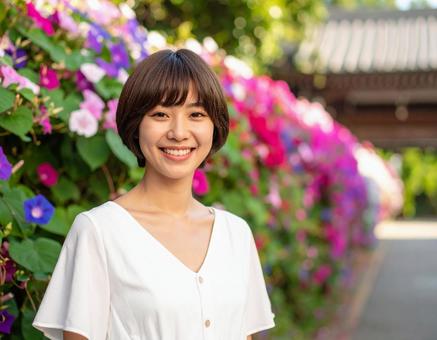 夏の朝・朝顔と笑顔の彼女の写真