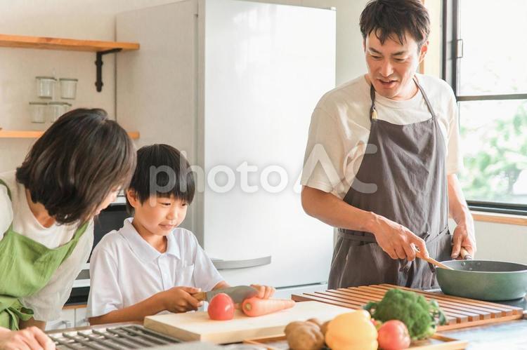 キッチンで子供と料理する家族（食育） 子供,お手伝い,料理の写真素材