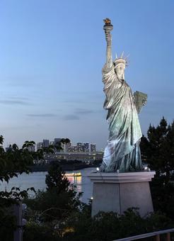 夕方のお台場 夕焼けと自由の女神像 夕方のお台場 夕焼けと自由の女神像 自由の女神像,ライト,東京の写真素材
