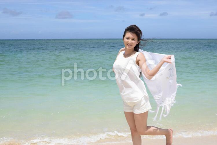 南国の美しいビーチと笑顔の女性 女性,女,沖縄の写真素材