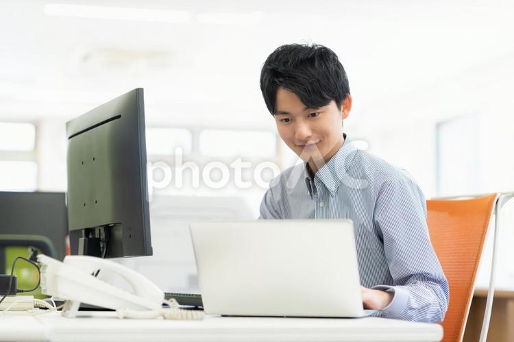 オフィスで働く男性エンジニア ビジネス,エンジニア,新入社員の写真素材