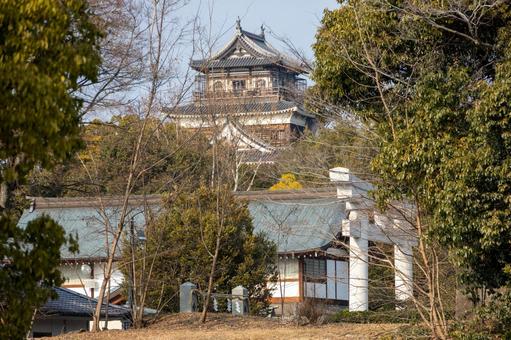 広島城と白い鳥居 広島城と白い鳥居 南小天守跡,見上げる,広島城の写真素材