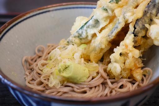 飲食店の野菜天ぷらぶっかけそば 飲食店の野菜天ぷらぶっかけそばの写真