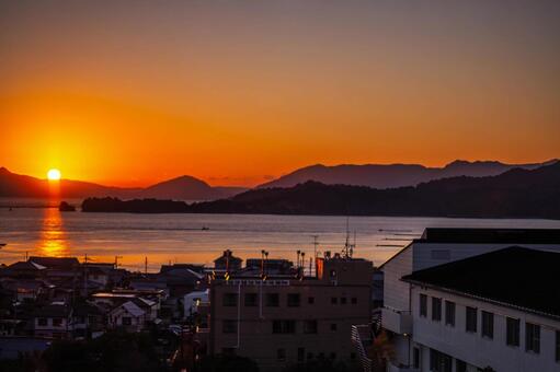 宮島から出る朝日 晴天,海,瀬戸内海の写真素材