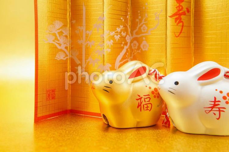 うさぎ年のお正月素材（卯年年賀状） うさぎ年,金屏風,金の写真素材