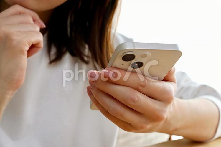 スマホを持つ女性の手 スマホ,女性,スマートフォンの写真素材