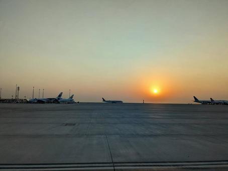 ドーハ国際空港の日の出 ドーハ国際空港,日の出,飛行機の写真素材