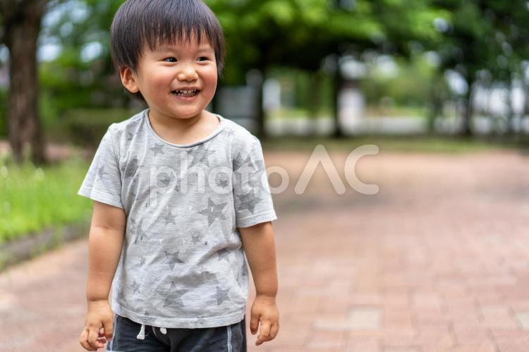 ２歳の男の子　ポートレート 子ども,育児,子育ての写真素材