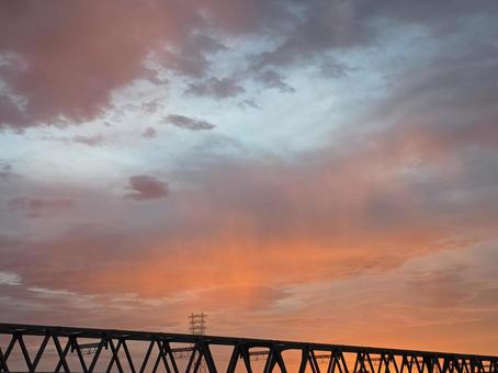 朝焼けと鉄橋の写真