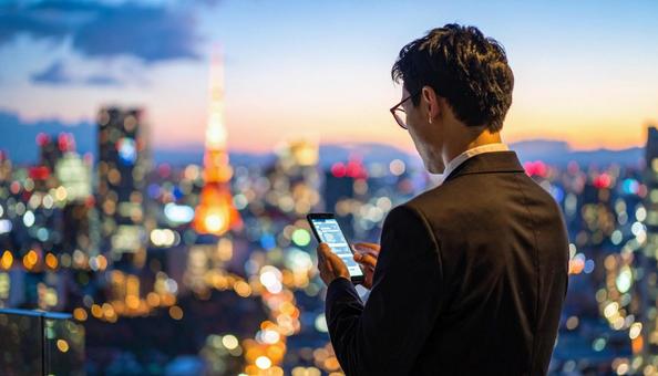 街中でスマホを見るビジネスマン 街中でスマホを見るビジネスマンの写真