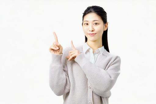 指差しポーズで案内する女性 指差しポーズで案内する女性 指差し,女性,案内の写真素材