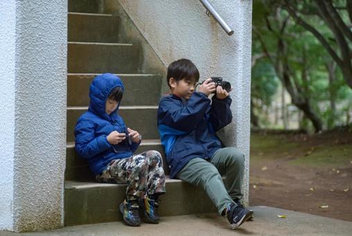 ＜素材＞観光地で風景写真を撮っている兄弟 兄弟,子供,スマホの写真素材