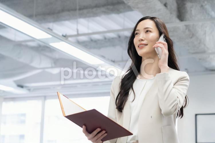 オフィスで仕事をする若いビジネスウーマン ビジネス,女性,オフィスの写真素材