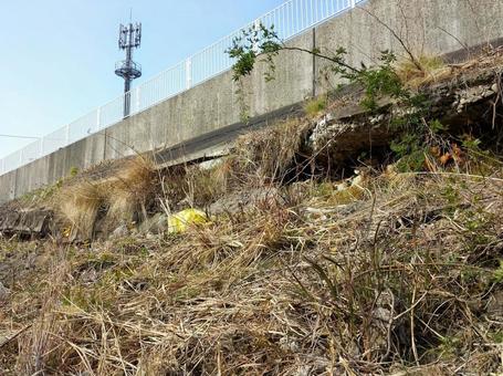 崩れた法面と雑草の斜面 崩れた法面と雑草の斜面 法面,斜面,崩壊の写真素材