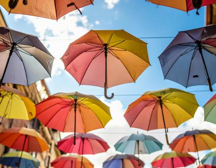 晴れの日に干しているカラフルな沢山の傘 晴れの日に干しているカラフルな沢山の傘の写真