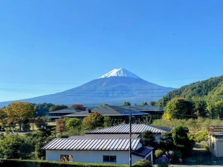 雪をまとった富士山 雪をまとった富士山 mtfuji,秋,風景の写真素材