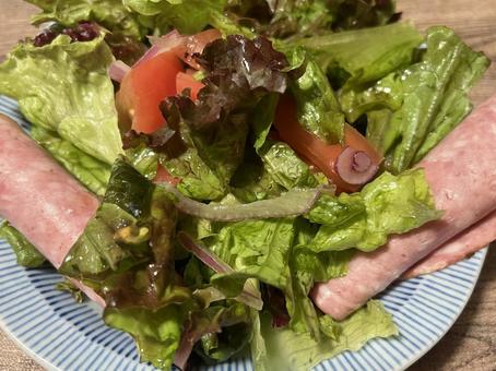 美味しそうなハムとトマトのサラダ 美味しそうなハムとトマトのサラダ ハム,トマト,サラダの写真素材