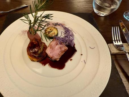 モネの作品をイメージしたお肉料理 モネの作品をイメージしたお肉料理の写真