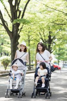 ママ友 母親 育児 ママ友 母親 育児 ママ友,公園,男性の写真素材